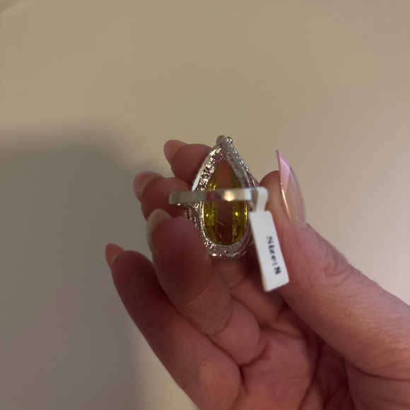 Glamorous Ring - Picture 2 of 2